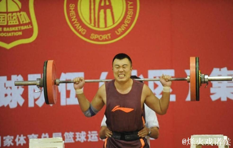 媒体人：新疆球员刘懿霆在体测中膝盖受伤